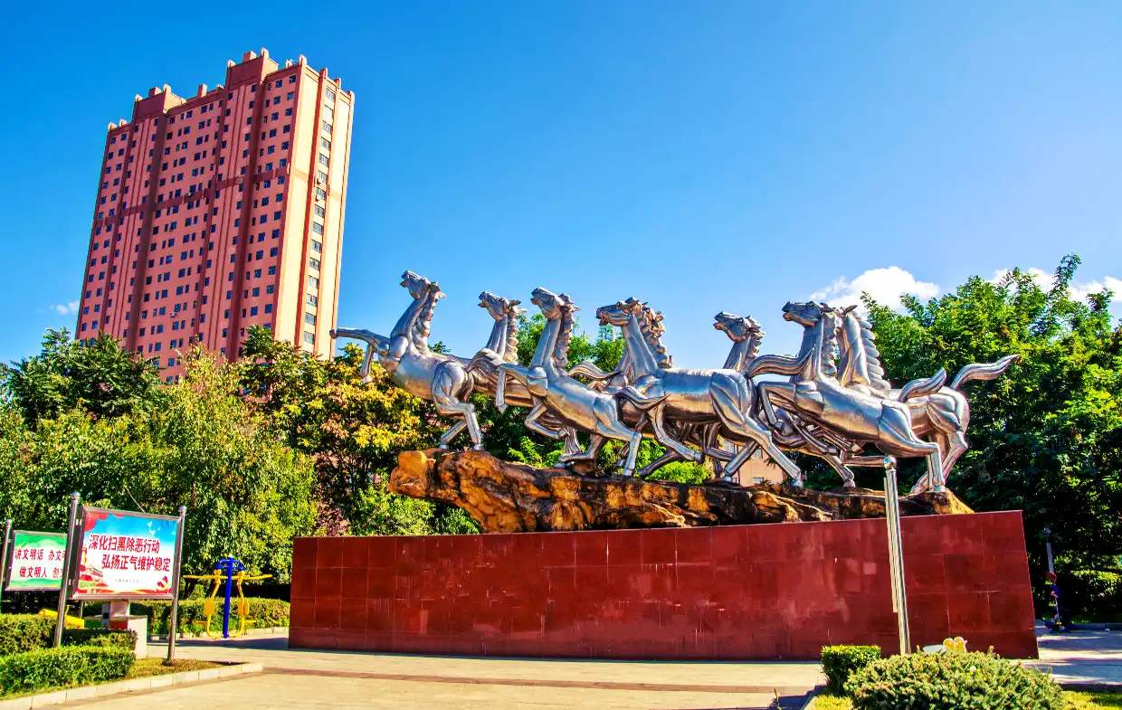 памятник 8 лошадей в Хуньчуне