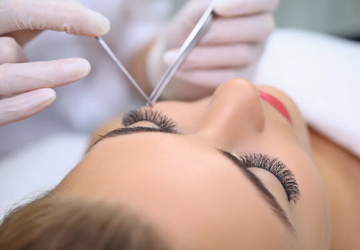 Процедура наращивания ресниц – безупречный изгиб и естественная красота.