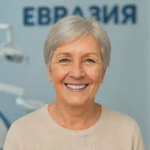 Улыбающаяся женщина после установки зубных протезов в клинике Евразия в Хуньчуне