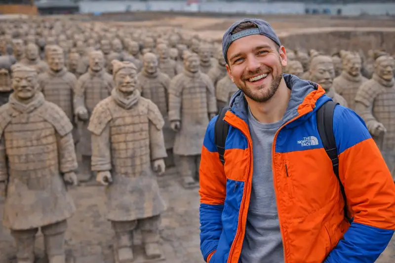 Денис Екатеринбург отзыв о туре в Китай терракотовая армия турист делает селфи